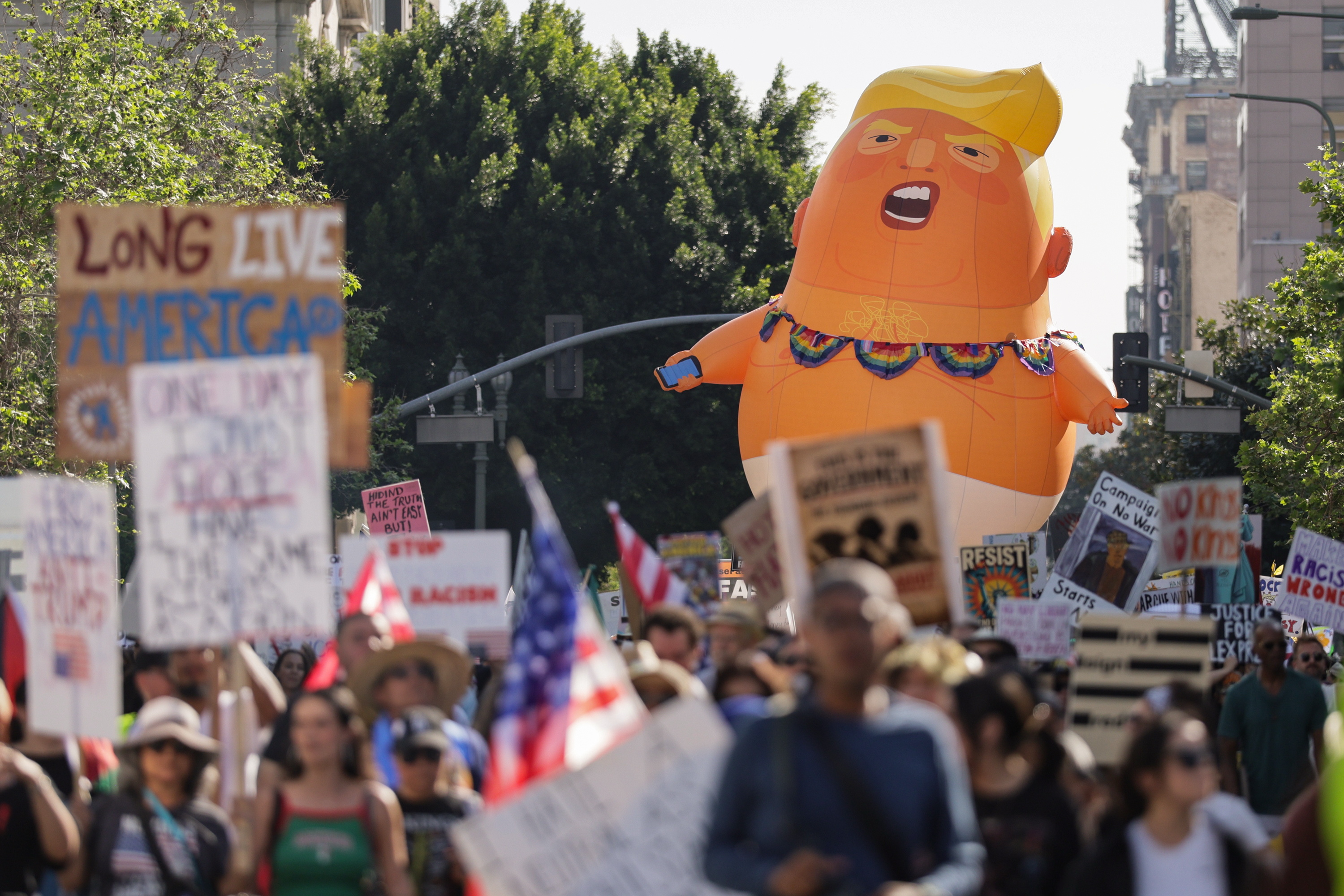 Hasta 12 millones de estadounidenses participan en marchas de 'No Kings ...