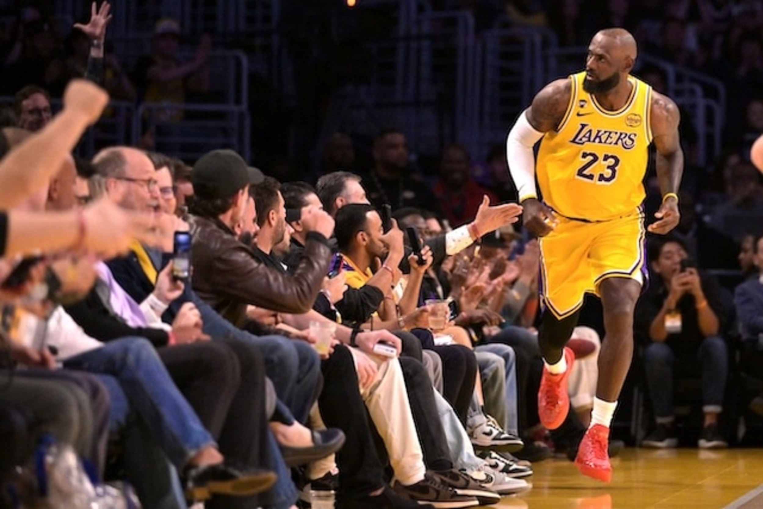 LeBron James records triple-double to lead Lakers to win over Wizards