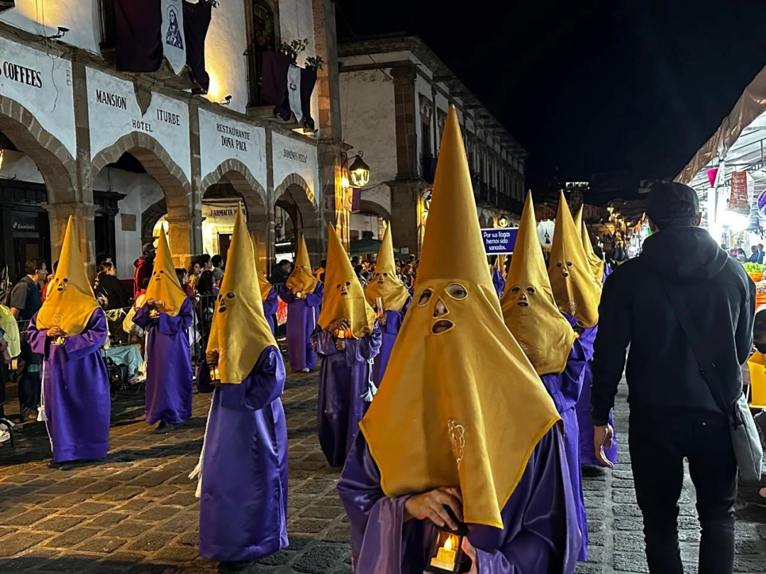 Las procesiones de Pátzcuaro destacan por sus túnicas moradas y capirotes, símbolos de penitencia y tradición.