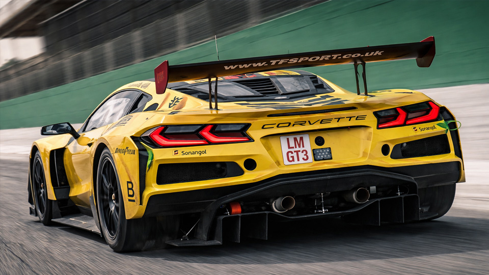Son du V8 de la Chevrolet Corvette GT3.R en sortie de stand à pleine ...