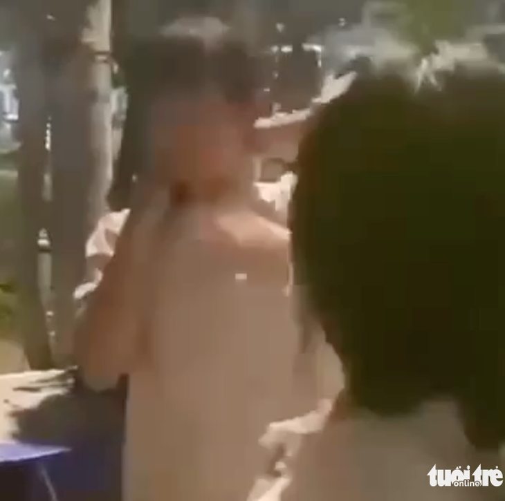 Nữ sinh bị nhóm người đánh, đạp vào mặt, túm tóc kéo lê quay clip