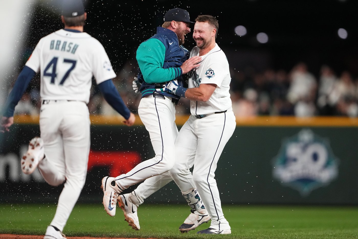 Cal Raleigh, the 2025 AL MVP runner-up, walks it off for Mariners in 2 ...