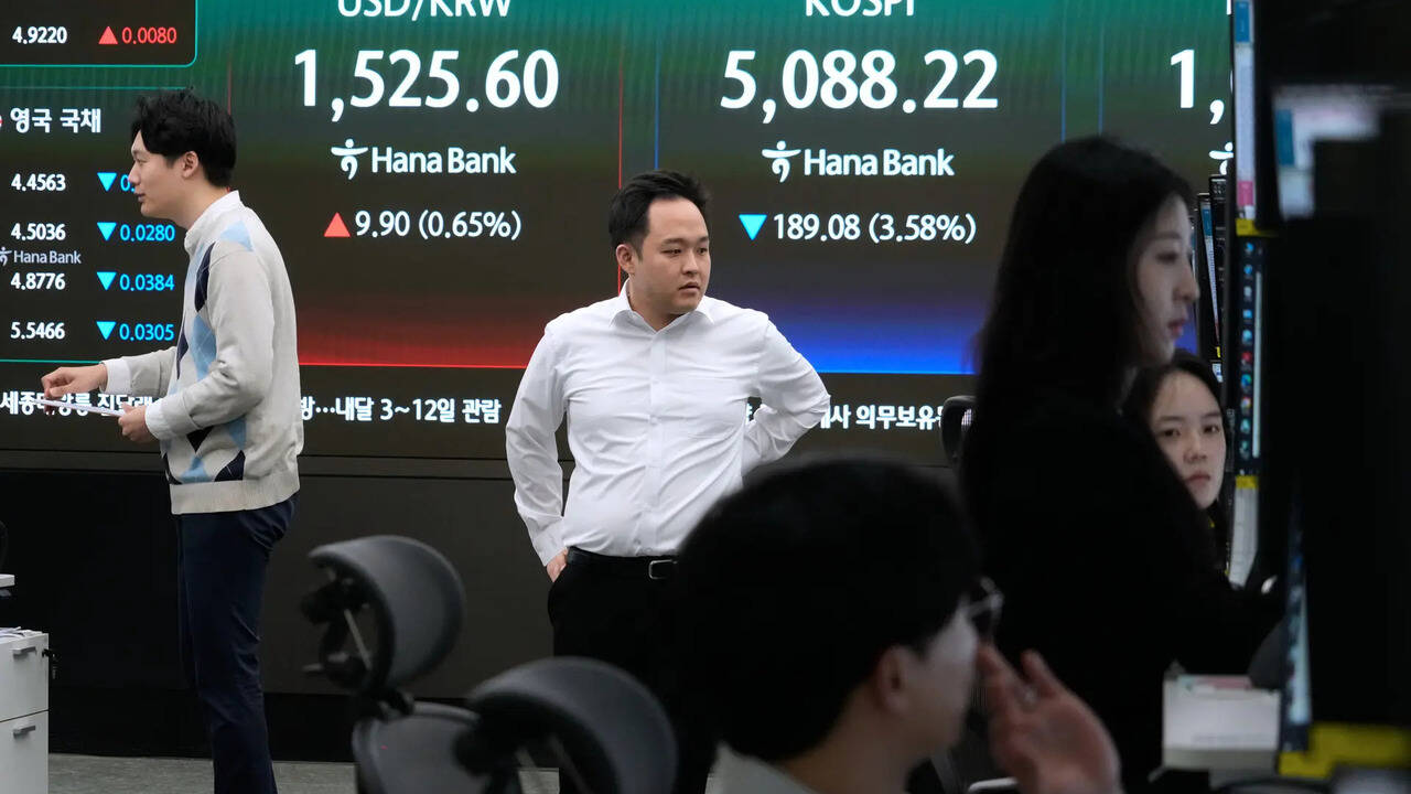 Asian stocks decline amid mixed signals from Iran as oil prices stabilize