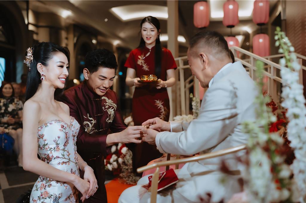 孔令奇娶超正大馬名媛陳銘君 新娘姨奶奶也是孔子後裔
