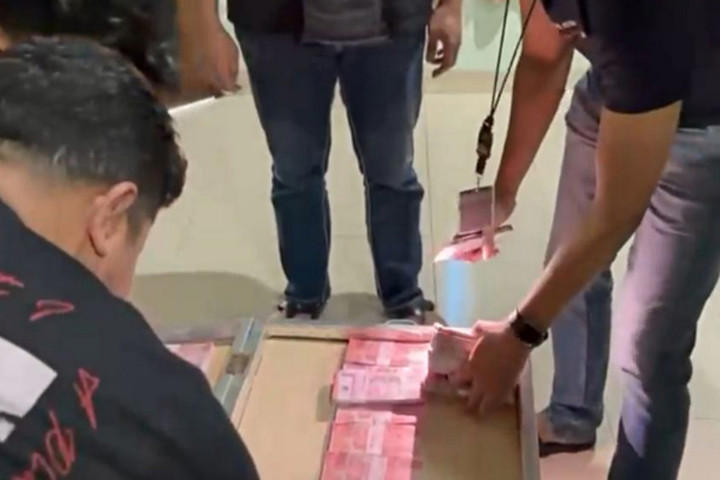 Barang bukti uang palsu yang diamankan oleh polisi di salah satu kamar hotel di Kemang, Kabupaten Bogor, Senin (30/3/2026). Foto: Dok. Polda Metro Jaya