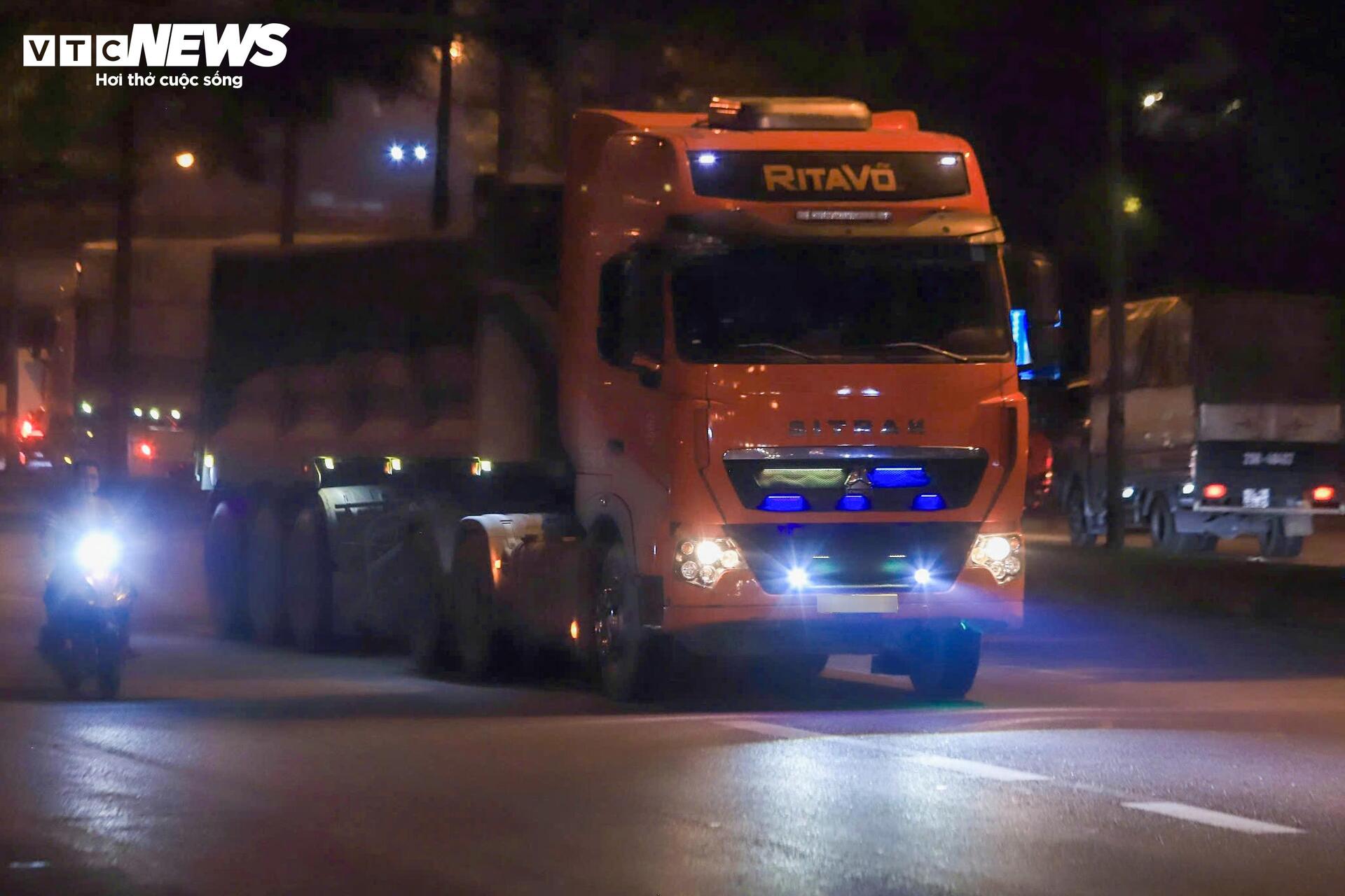 Bị CSGT tuýt còi, tài xế xe chở đất gọi điện liên tục 15 phút