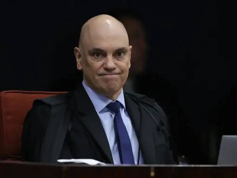Moraes multa caminhoneiros que protestaram contra eleição de Lula em valor bilionário