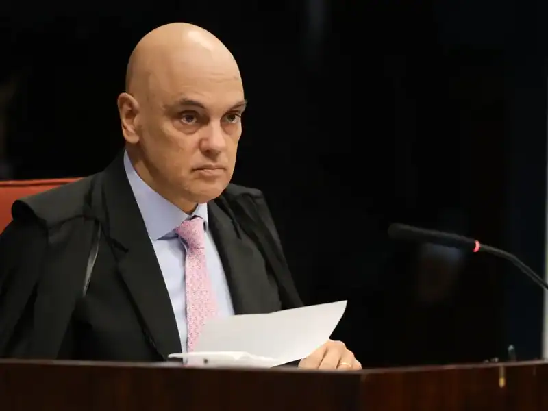 Moraes multa caminhoneiros que protestaram contra eleição de Lula em valor bilionário