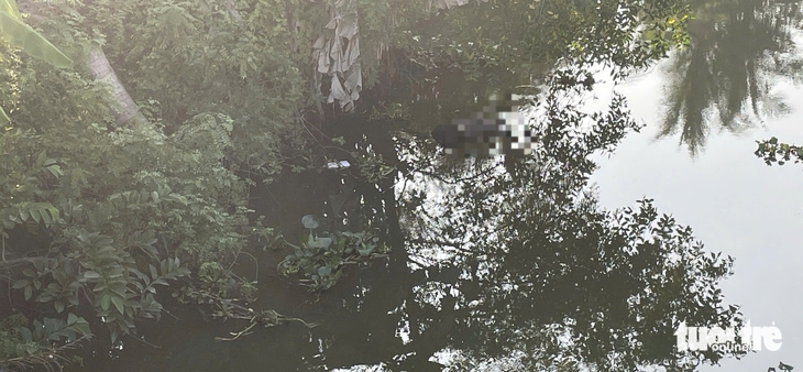 Đi đốn buồng chuối, người đàn ông phát hiện xác chết mất bàn chân phải trôi trên kênh