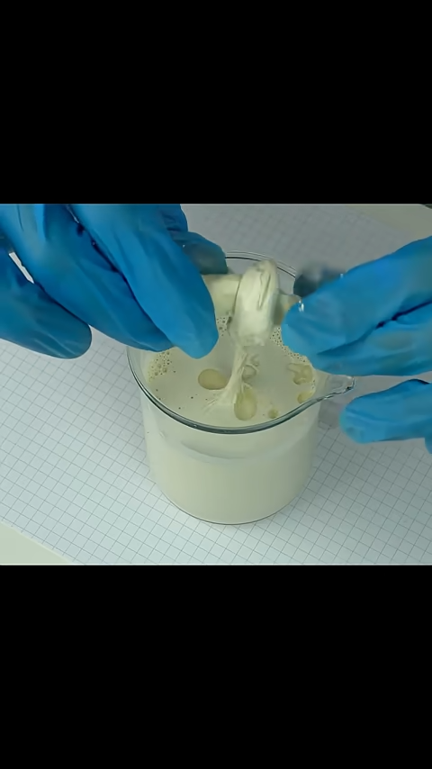 Chemisches Experiment: Wie sich Materialien zu einem elastischen Ball ...