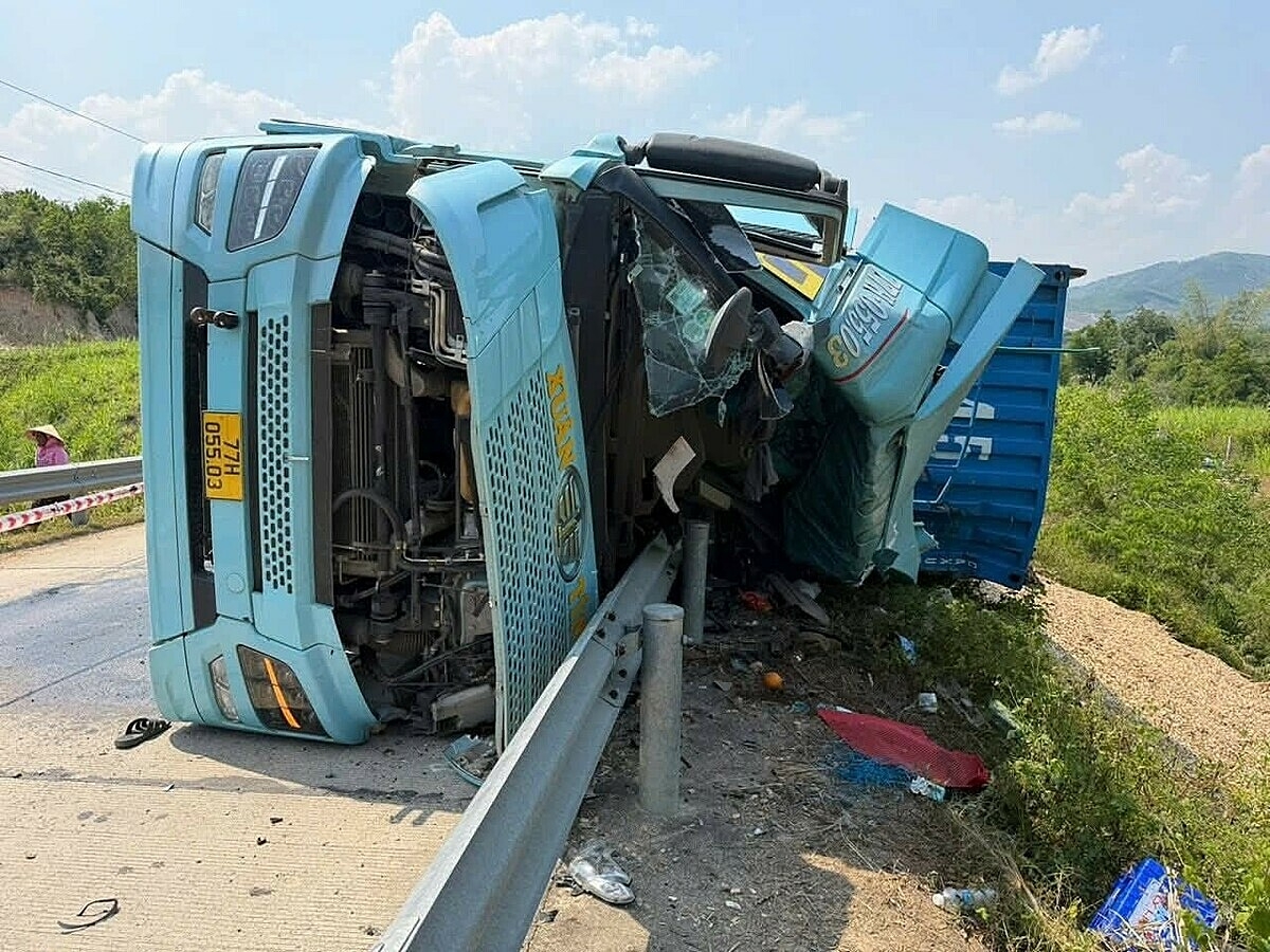 Xe container lật, ba người chết