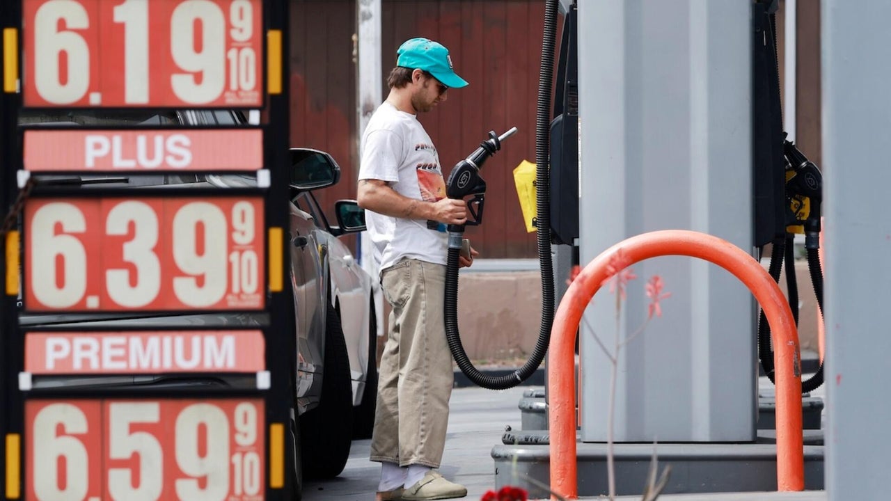 National average price of gas in US hits $4 per gallon