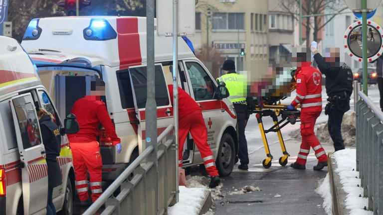 Die Rettung versorgte den Schwerverletzten und lieferte ihn in ein Spital ein.