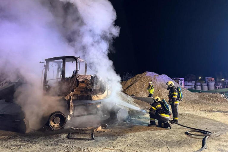 Mitarbeiter versuchten zu löschen: Bagger stand in Flammen