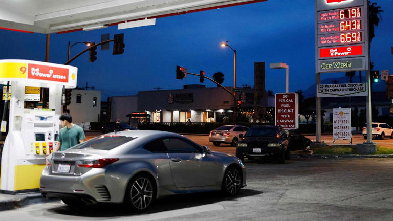 US gas prices cross USD 4 per gallon, highest since 2022 amid Iran conflict