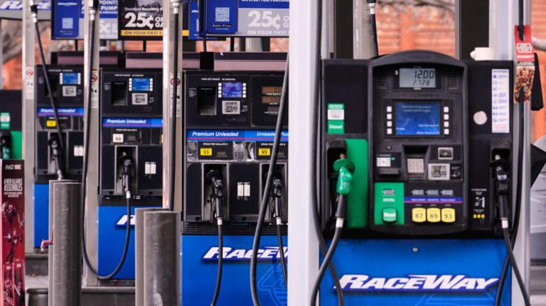 Gas hits $4 on average in US