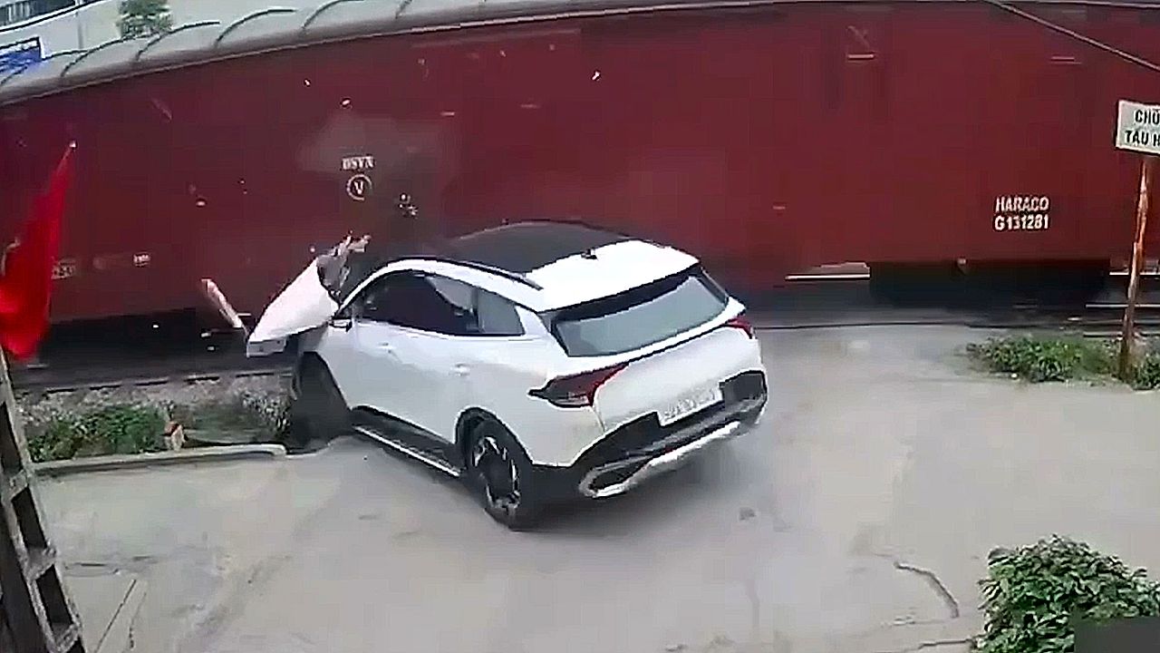 Driver at level crossing with no signals drives right into train