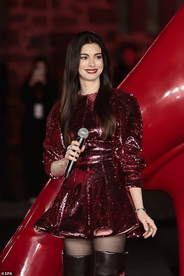 Anne Hathaway and Meryl Streep reunite at Mexico Fashion Week show for The  Devil Wears Prada 2
