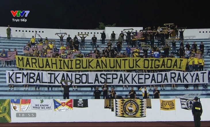 CĐV Malaysia căng băng rôn chê liên đoàn bóng đá nước nhà ngay trên sân Thiên Trường