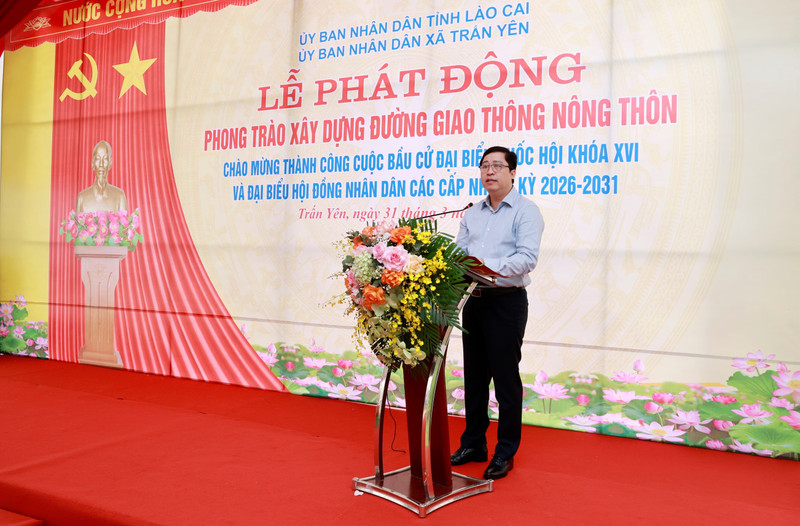 Bí thư, Chủ tịch Lào Cai cùng dân xúc vữa, làm đường bê tông nông thôn