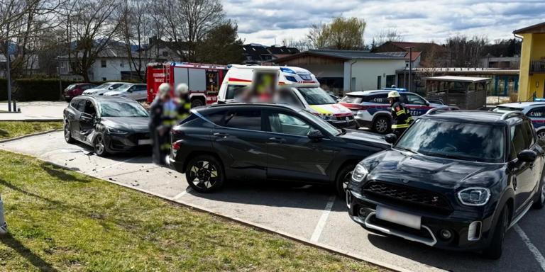 Auto kommt von Straße ab und kracht auf Kindergarten-Parkplatz