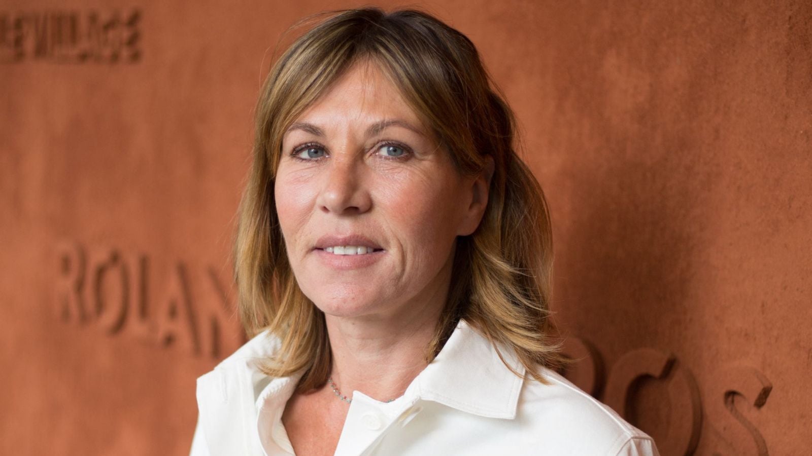 Mathilde Seigner porte le maquillage rajeunissant idéal après 55 ans ...