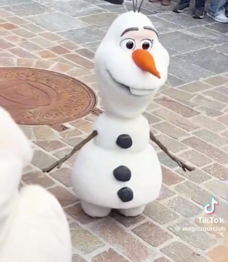 Brand new 'Frozen' robot freezes, topples over in Disneyland: 'Olaf ...