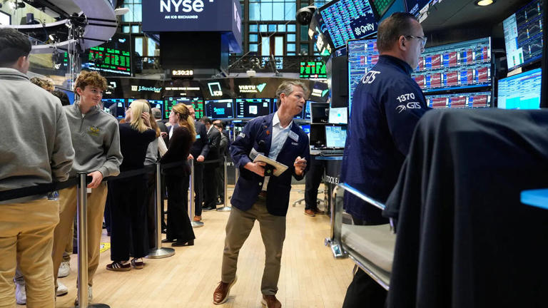 US stock market rebounds as oil prices stabilize amid Iran conflict