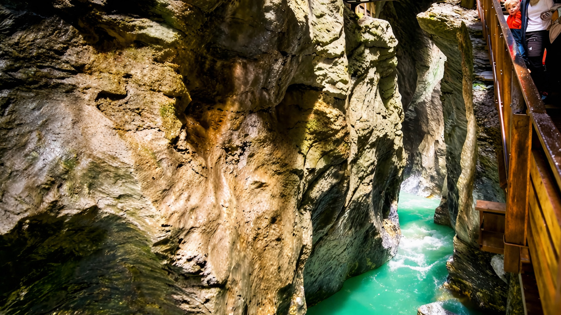 Randonnée dans les gorges étroites de Liechtensteinklamm en Autriche (4K)