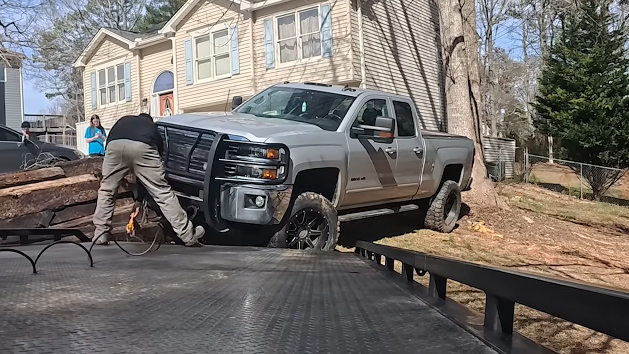 Touch that car and you'll regret it! – Repo agents don't back down
