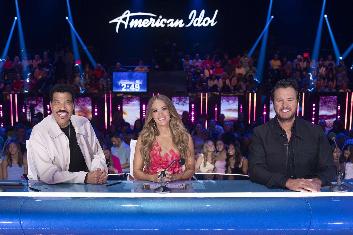 American Idol halts live results after vote surge