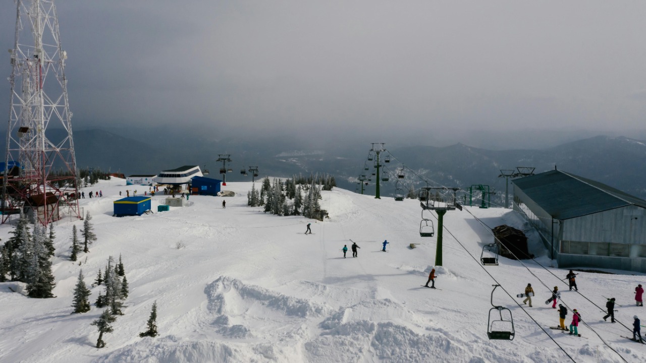 Warm, low-snow conditions leave some US ski resorts struggling to stay open