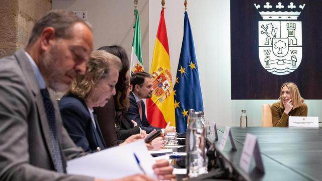 La Junta de Extremadura apela a la "confianza" mientras PP y Vox ...