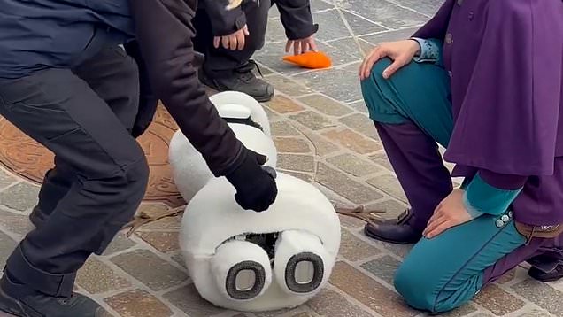 Kids sound traumatised when Olaf collapses in front of them at ...