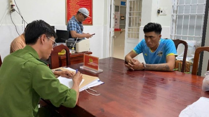 Đột nhập, dùng mảnh kính tấn công nữ chủ nhà rồi cướp tài sản