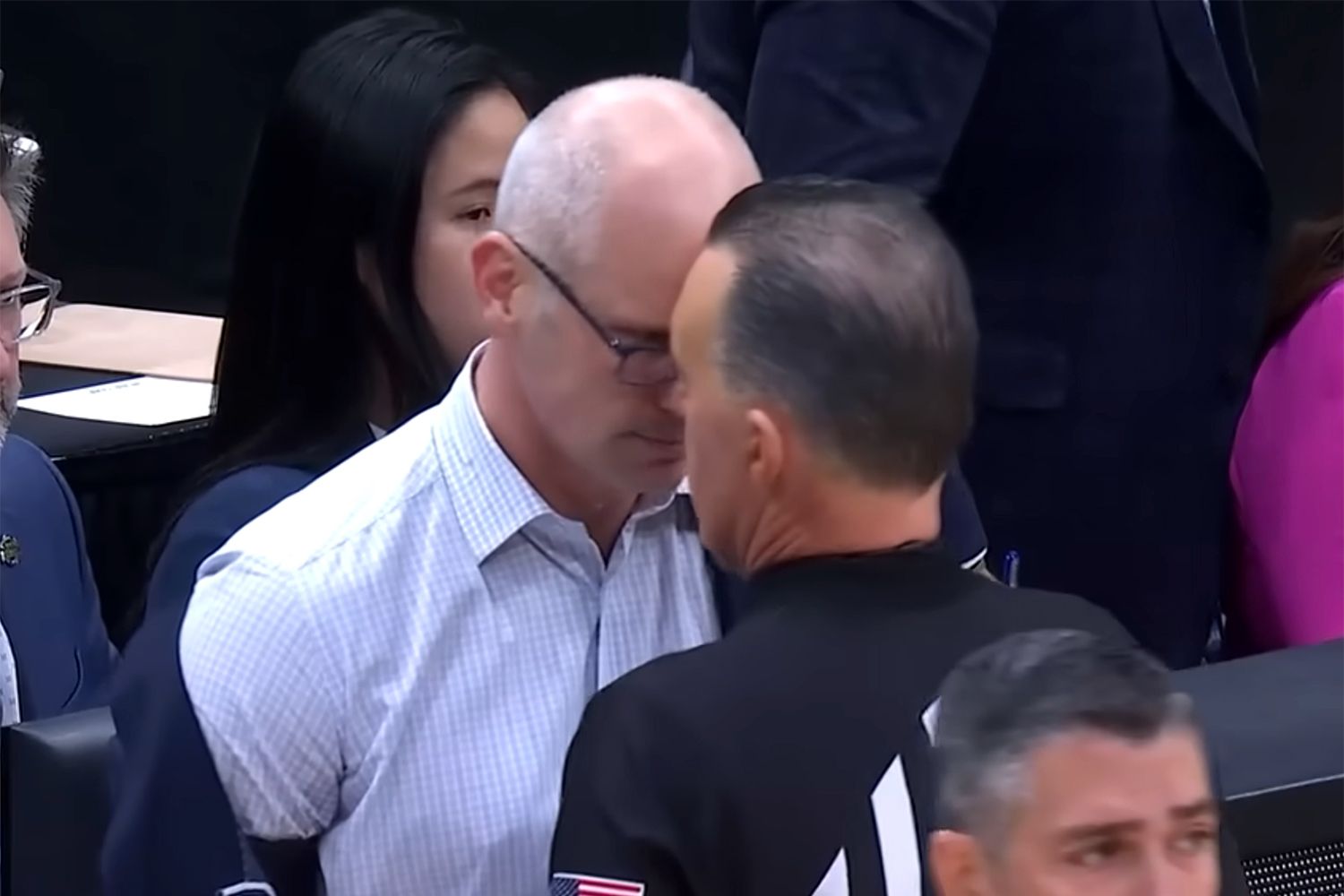 Referee speaks out about Dan Hurley headbutting him in viral moment ...