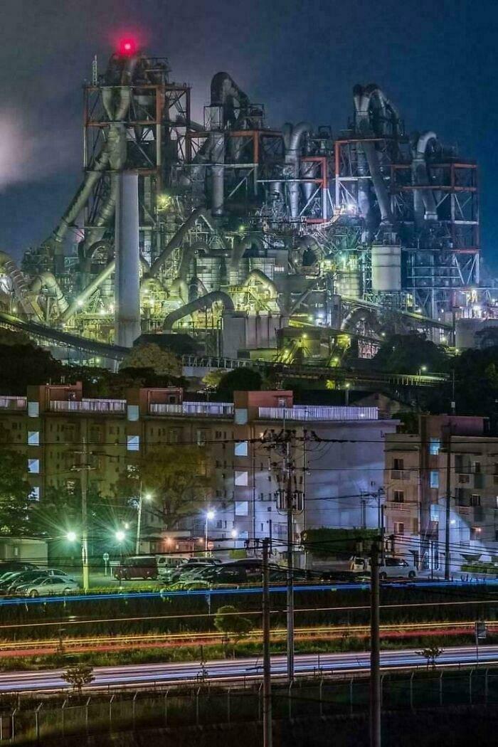 Something Very Dystopian About This: 82 Pictures Of ‘Urban Hell’