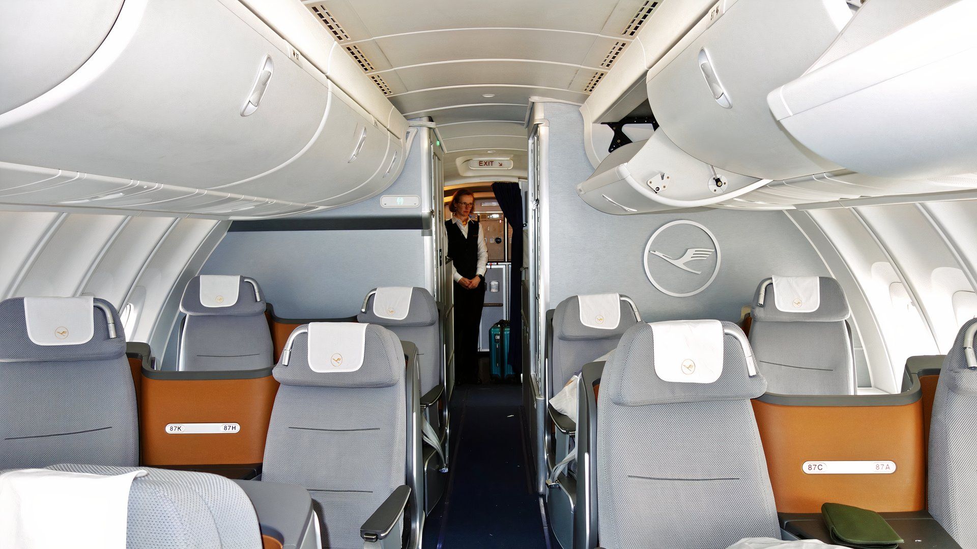 Inside the Boeing 747's upper deck layout