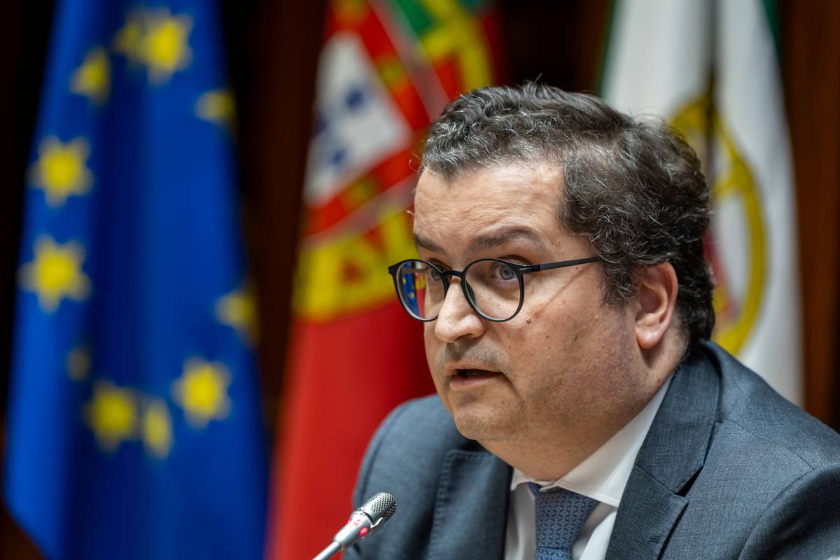 Ministro das Finanças recusa baixar IVA e rejeita preços máximos de combustíveis