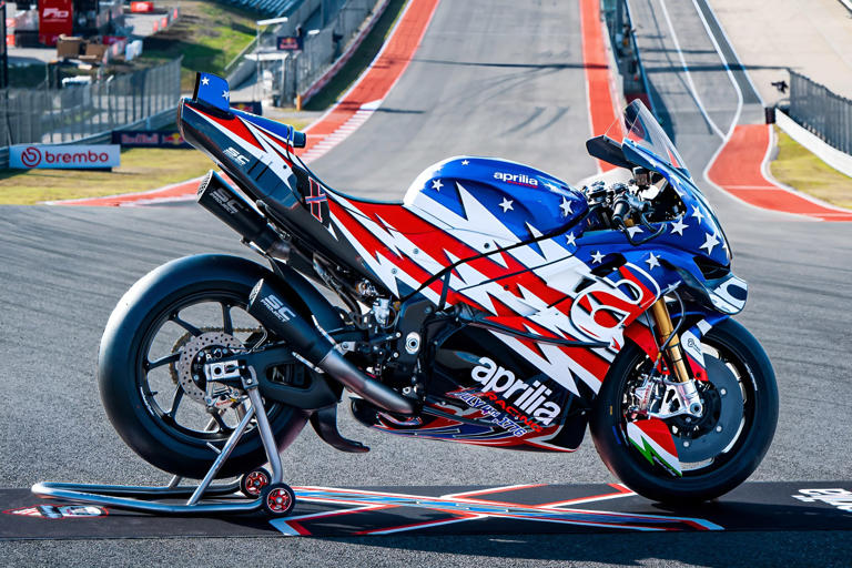 The livery even includes the front fender, which features just a touch of green to speak to the bike’s Italian heritage.