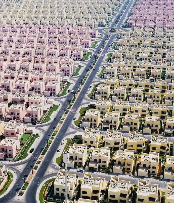Something Very Dystopian About This: 82 Pictures Of ‘Urban Hell’