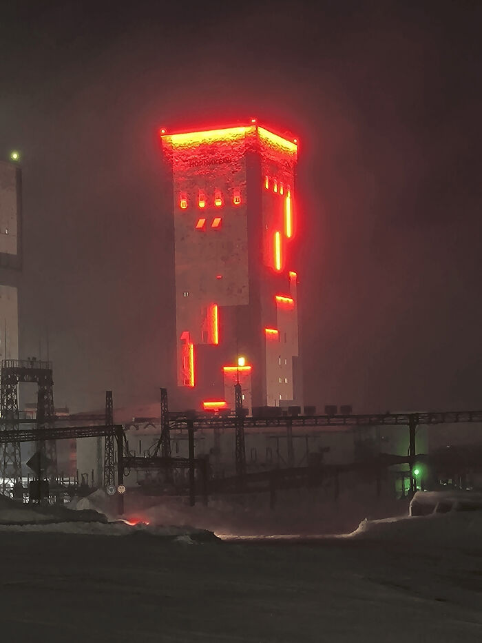 Something Very Dystopian About This: 82 Pictures Of ‘Urban Hell’