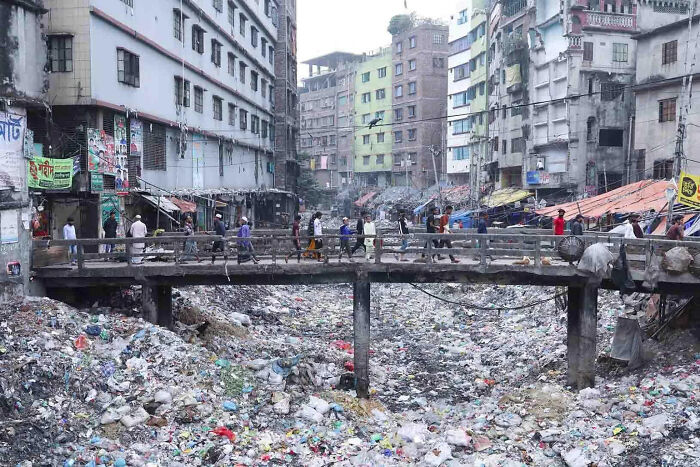 Something Very Dystopian About This: 82 Pictures Of ‘Urban Hell’