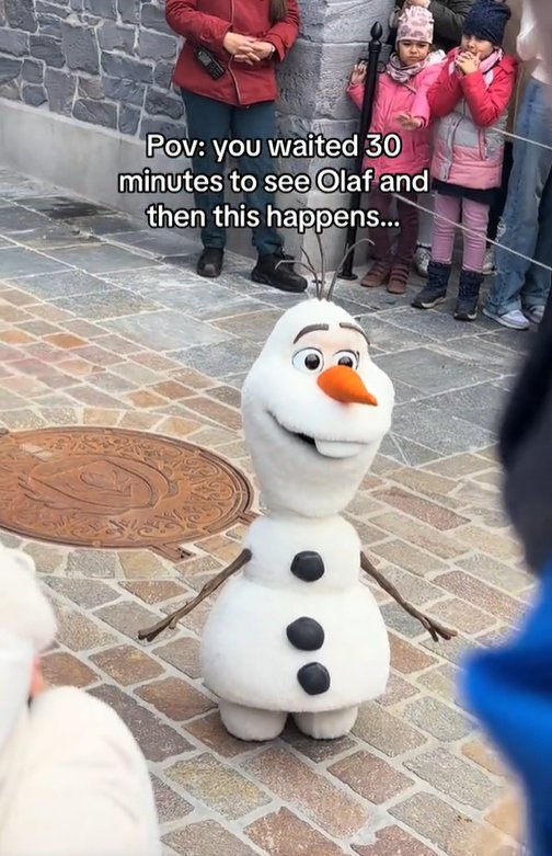 Children scream in fright as Disney Olaf robot 'collapses' at ...