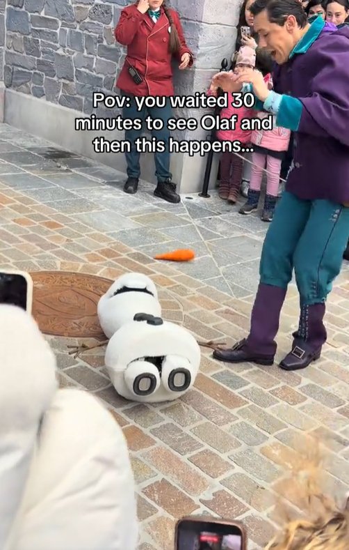 Children scream in fright as Disney Olaf robot 'collapses' at ...