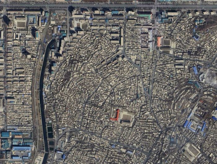 Something Very Dystopian About This: 82 Pictures Of ‘Urban Hell’