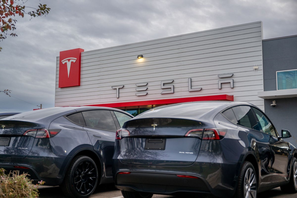 Tesla reconoce que humanos controlan algunos robotaxis a distancia
