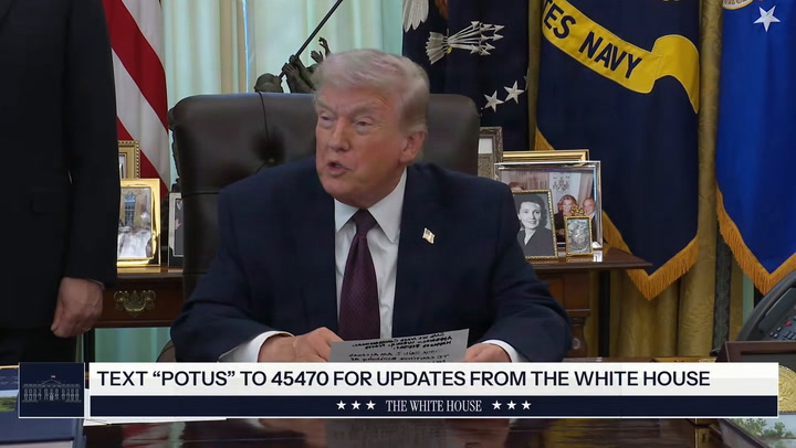 Trump, 79, struggles to read from huge notes