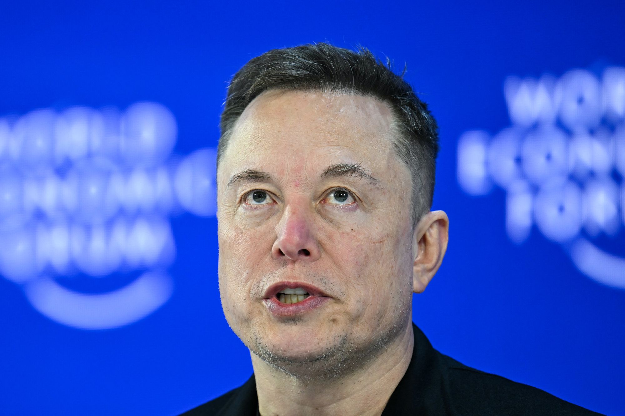 Tesla reconoce que humanos controlan algunos robotaxis a distancia