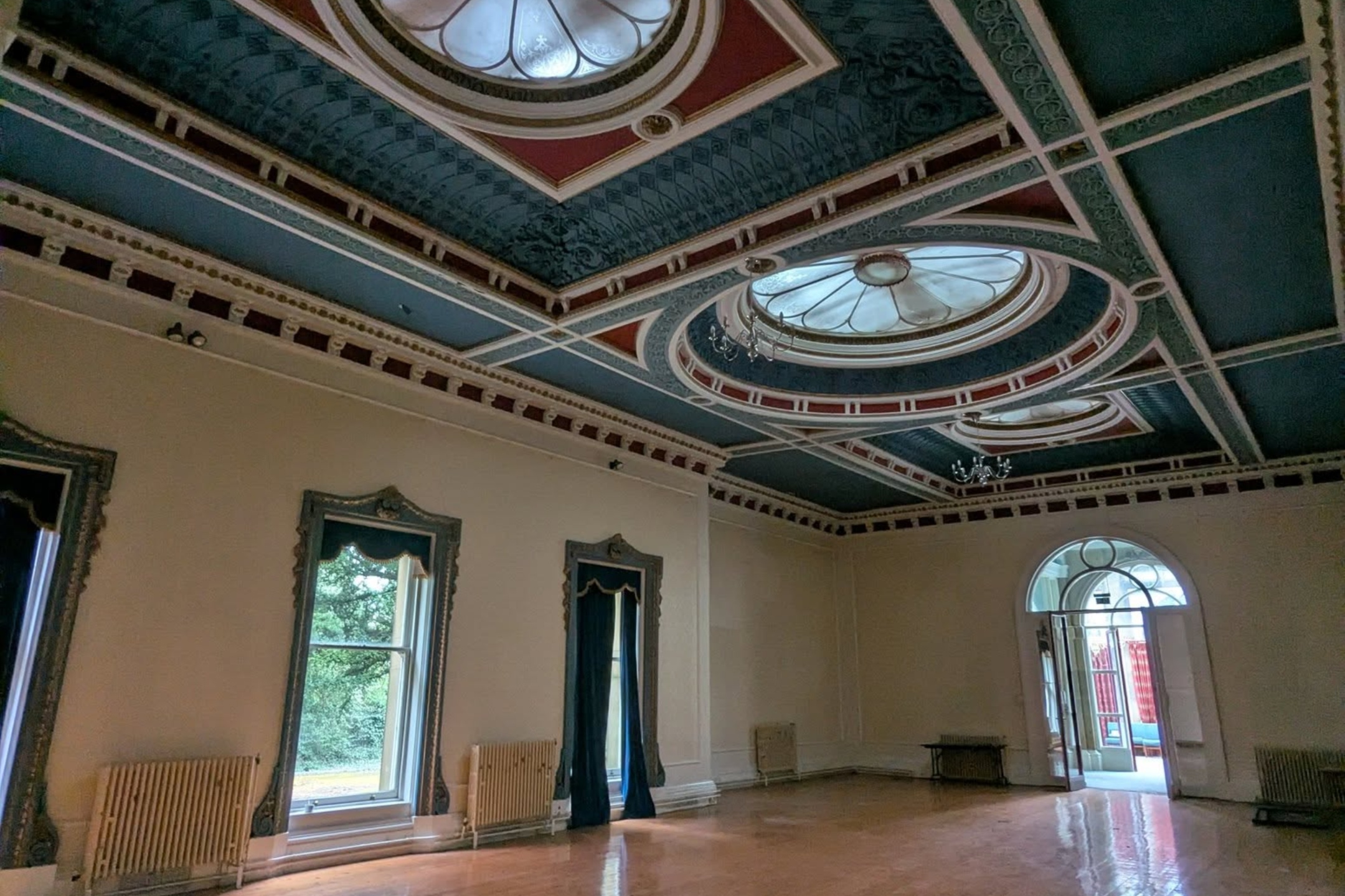 17 urban explorer photos inside huge Sheffield mansion and former army ...